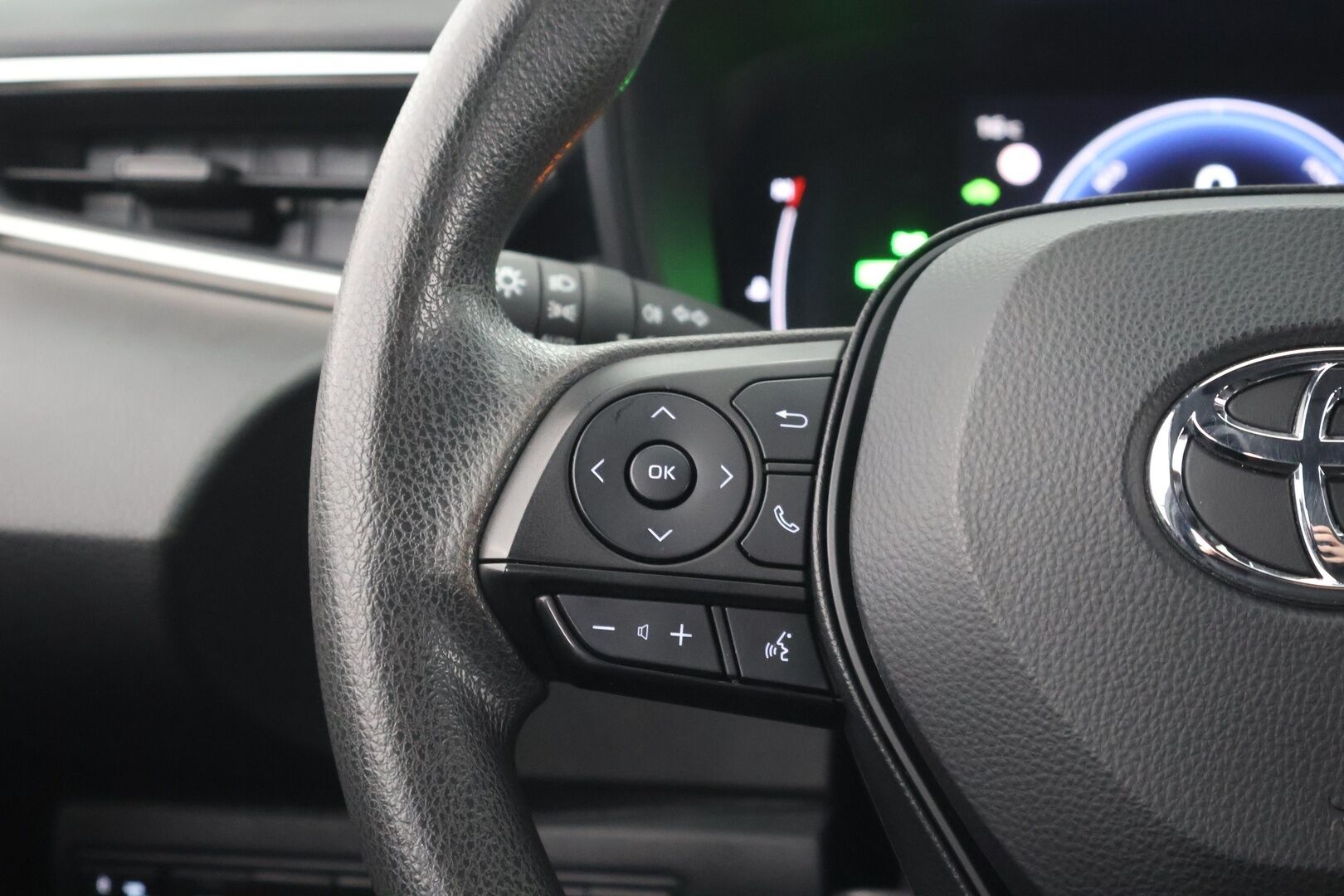TOYOTA COROLLA 2023 Touring Sports 1,8 Hybrid Life - ACC | Kaistavahti | P.kamera | Navi | LED | Digimittaristo | Facelift | Kahdet renkaat aluvanteilla