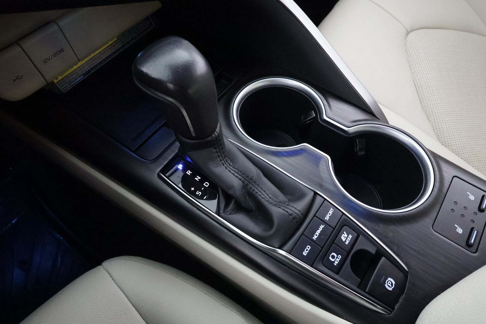 TOYOTA CAMRY 2022 2.5 Hybrid Executive - * ACC | Kaistavahti | Sähköpenkit | Nahat | Navi | LED | P.kamera | Ratinlämmitin | Keyless | Facelift *