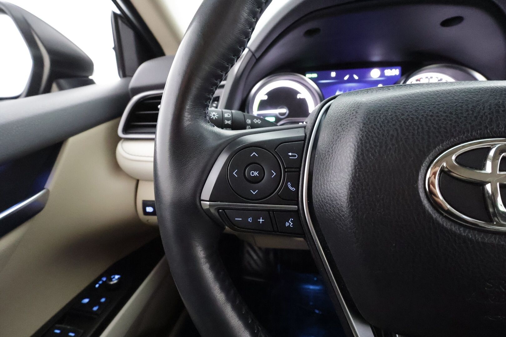 TOYOTA CAMRY 2022 2.5 Hybrid Executive - * ACC | Kaistavahti | Sähköpenkit | Nahat | Navi | LED | P.kamera | Ratinlämmitin | Keyless | Facelift *