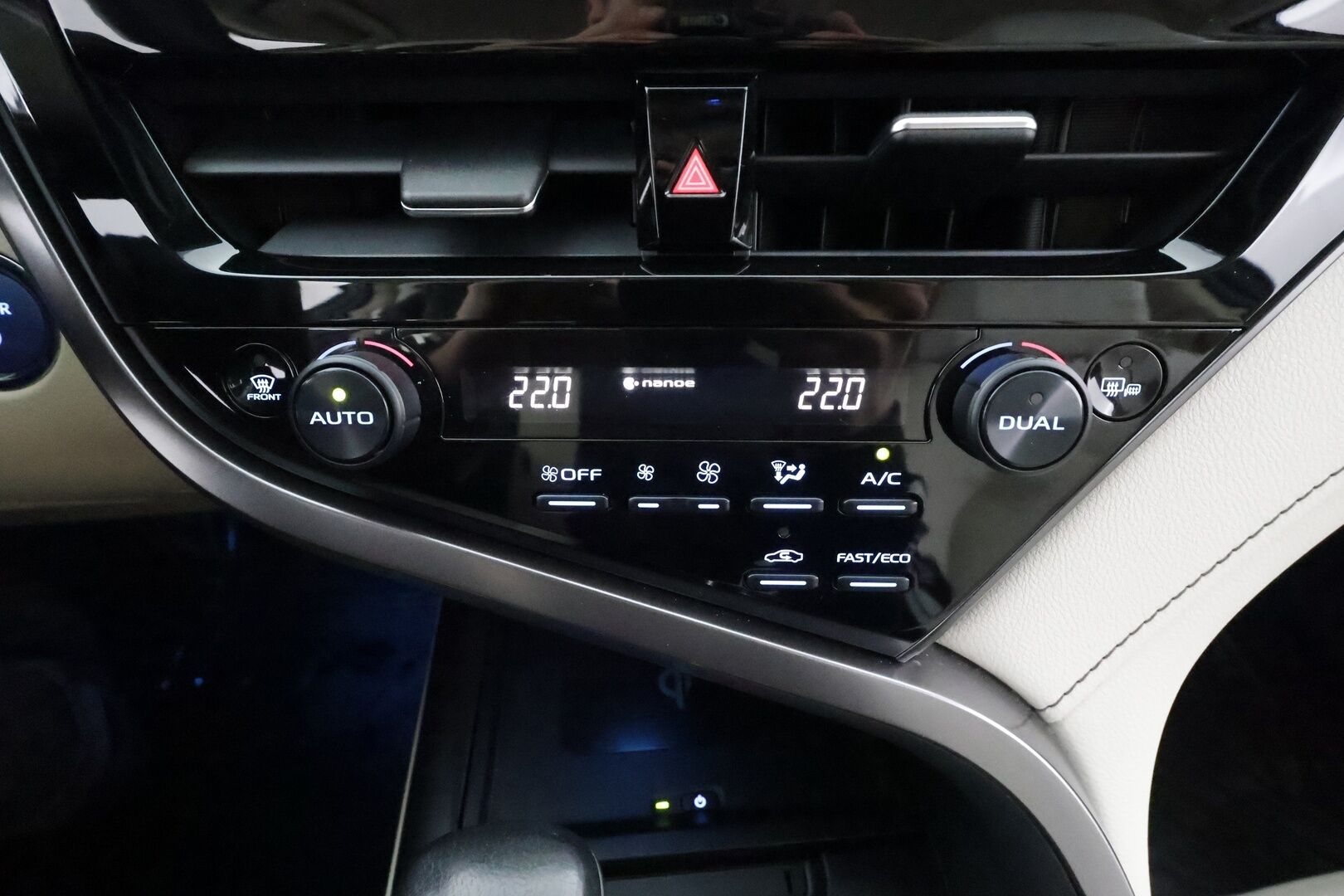 TOYOTA CAMRY 2022 2.5 Hybrid Executive - * ACC | Kaistavahti | Sähköpenkit | Nahat | Navi | LED | P.kamera | Ratinlämmitin | Keyless | Facelift *