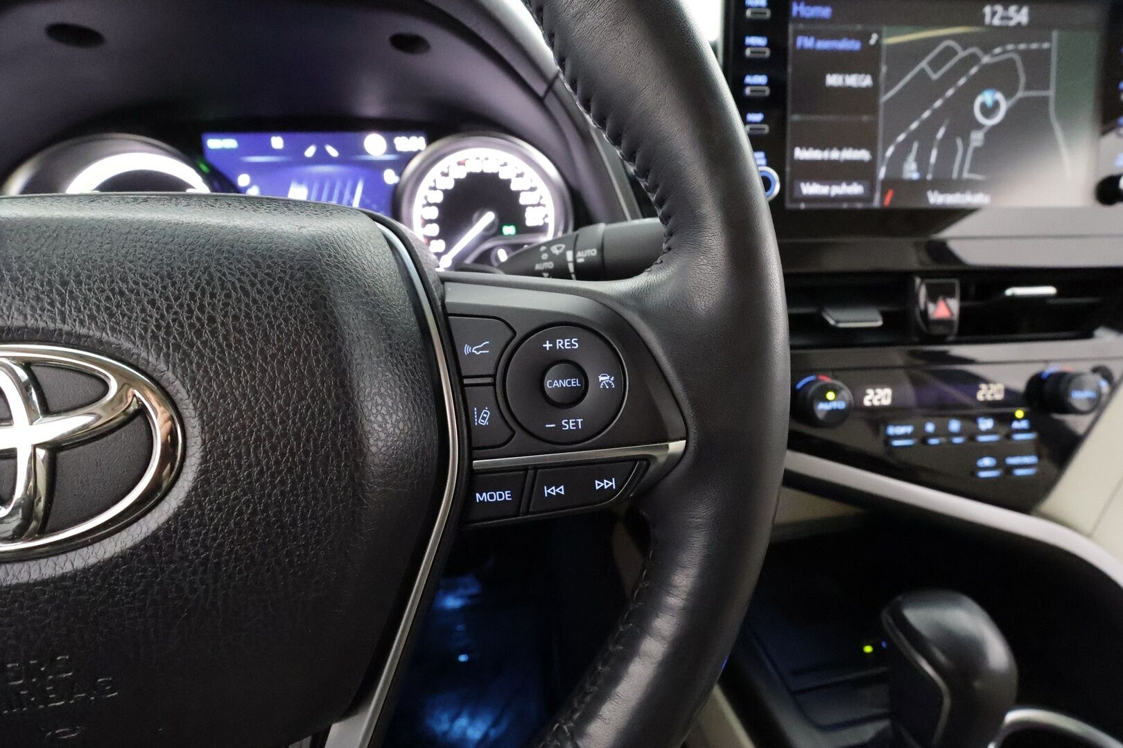 TOYOTA CAMRY 2022 2.5 Hybrid Executive - * ACC | Kaistavahti | Sähköpenkit | Nahat | Navi | LED | P.kamera | Ratinlämmitin | Keyless | Facelift *