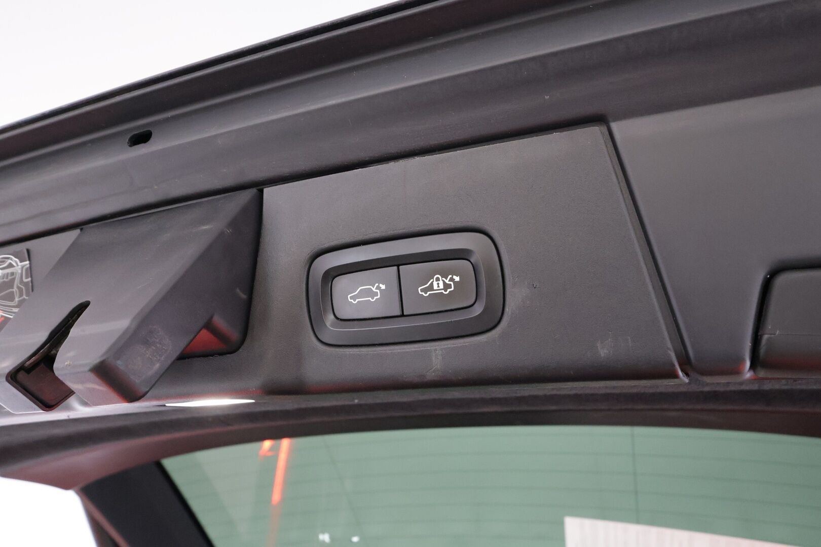 Volvo V90 2019 T4 Momentum Aut. * ACC / Webasto / Panorama / Koukku / Full LED / Nahat / Keyless / Navi / Sähköluukku / Ratinlämmitin * - Kahdet renkaat aluvanteilla