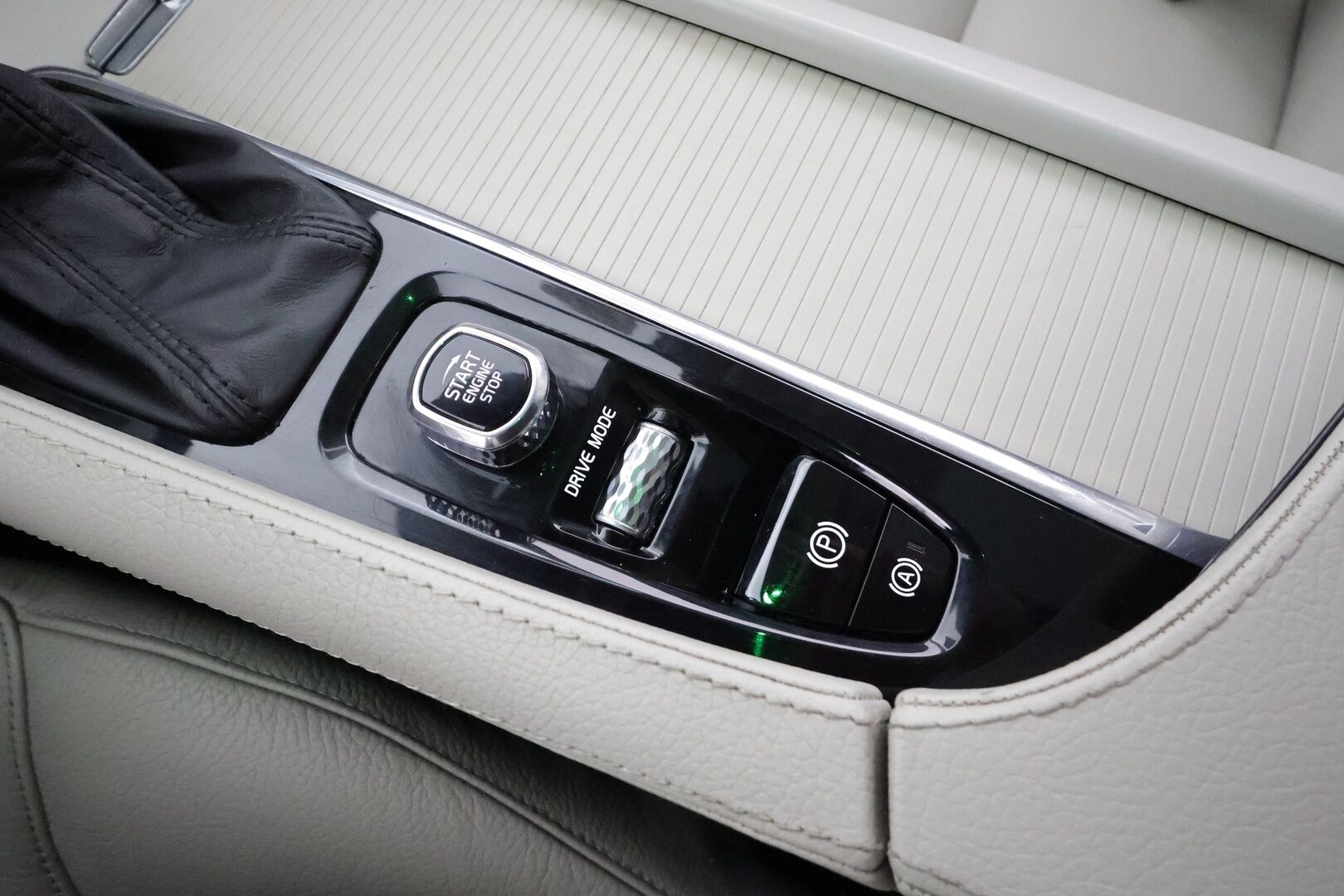 Volvo V90 2019 T4 Momentum Aut. * ACC / Webasto / Panorama / Koukku / Full LED / Nahat / Keyless / Navi / Sähköluukku / Ratinlämmitin * - Kahdet renkaat aluvanteilla