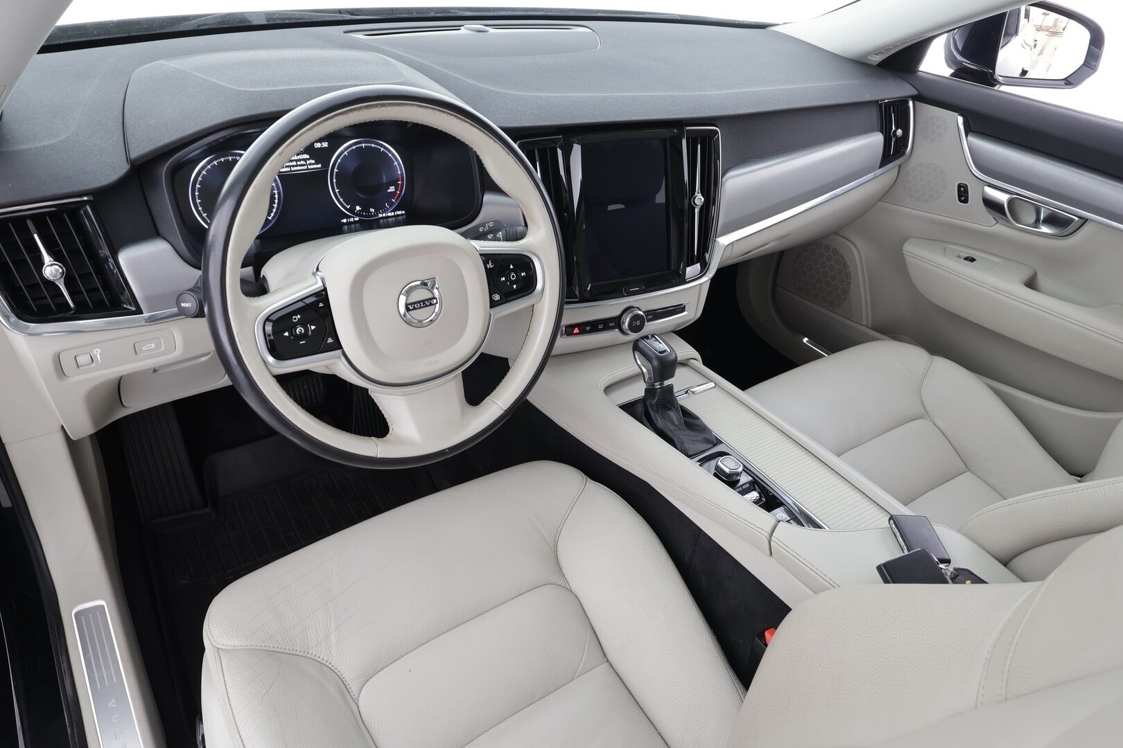 Volvo V90 2019 T4 Momentum Aut. * ACC / Webasto / Panorama / Koukku / Full LED / Nahat / Keyless / Navi / Sähköluukku / Ratinlämmitin * - Kahdet renkaat aluvanteilla