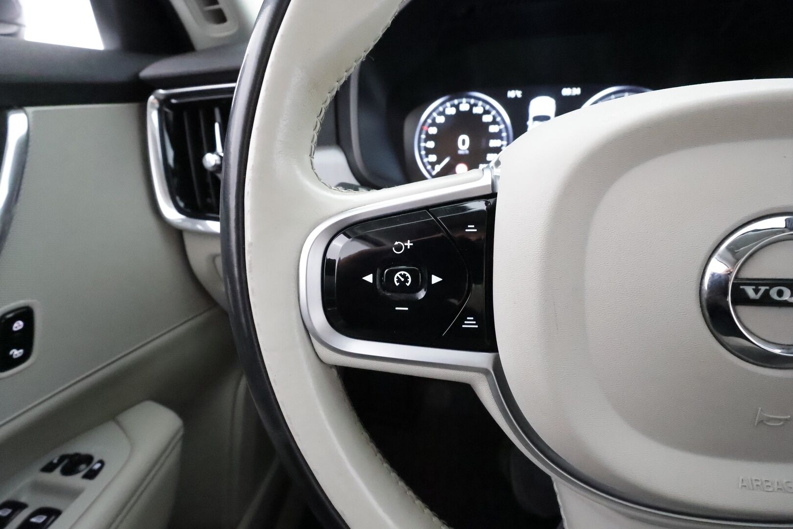 Volvo V90 2019 T4 Momentum Aut. * ACC / Webasto / Panorama / Koukku / Full LED / Nahat / Keyless / Navi / Sähköluukku / Ratinlämmitin * - Kahdet renkaat aluvanteilla