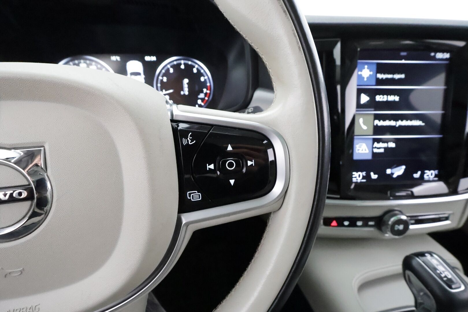 Volvo V90 2019 T4 Momentum Aut. * ACC / Webasto / Panorama / Koukku / Full LED / Nahat / Keyless / Navi / Sähköluukku / Ratinlämmitin * - Kahdet renkaat aluvanteilla
