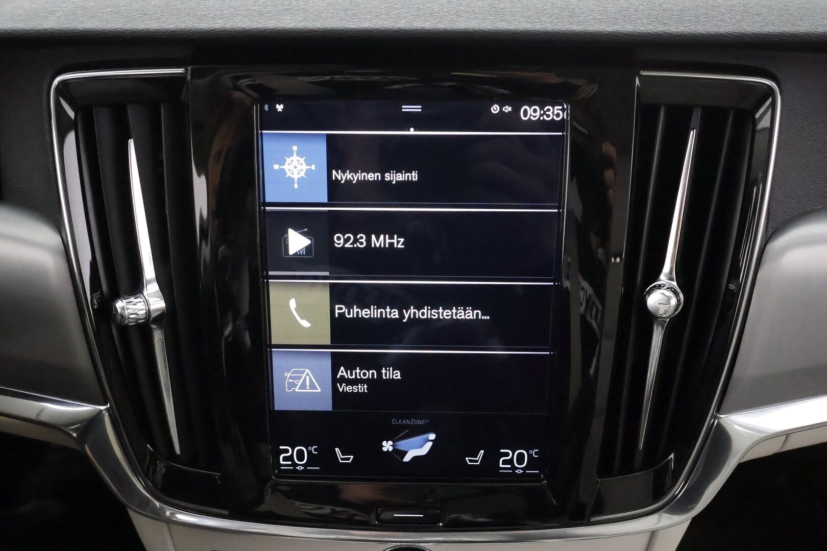 Volvo V90 2019 T4 Momentum Aut. * ACC / Webasto / Panorama / Koukku / Full LED / Nahat / Keyless / Navi / Sähköluukku / Ratinlämmitin * - Kahdet renkaat aluvanteilla