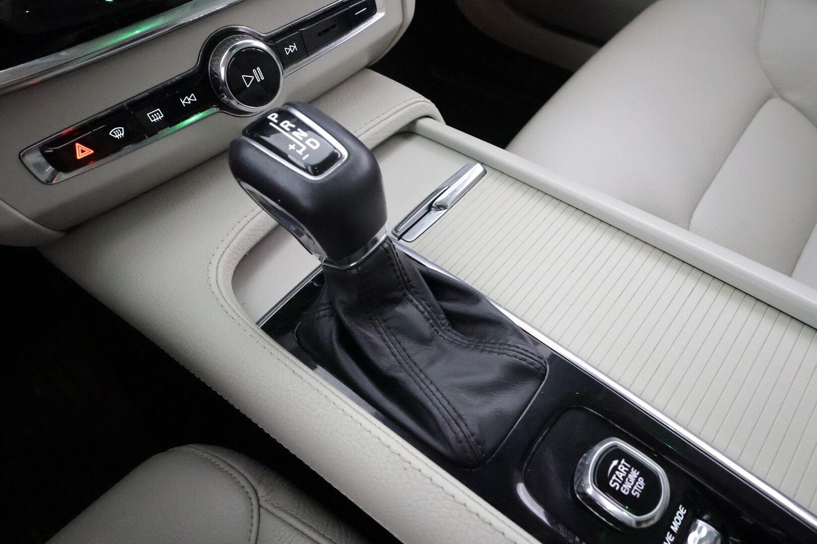 Volvo V90 2019 T4 Momentum Aut. * ACC / Webasto / Panorama / Koukku / Full LED / Nahat / Keyless / Navi / Sähköluukku / Ratinlämmitin * - Kahdet renkaat aluvanteilla