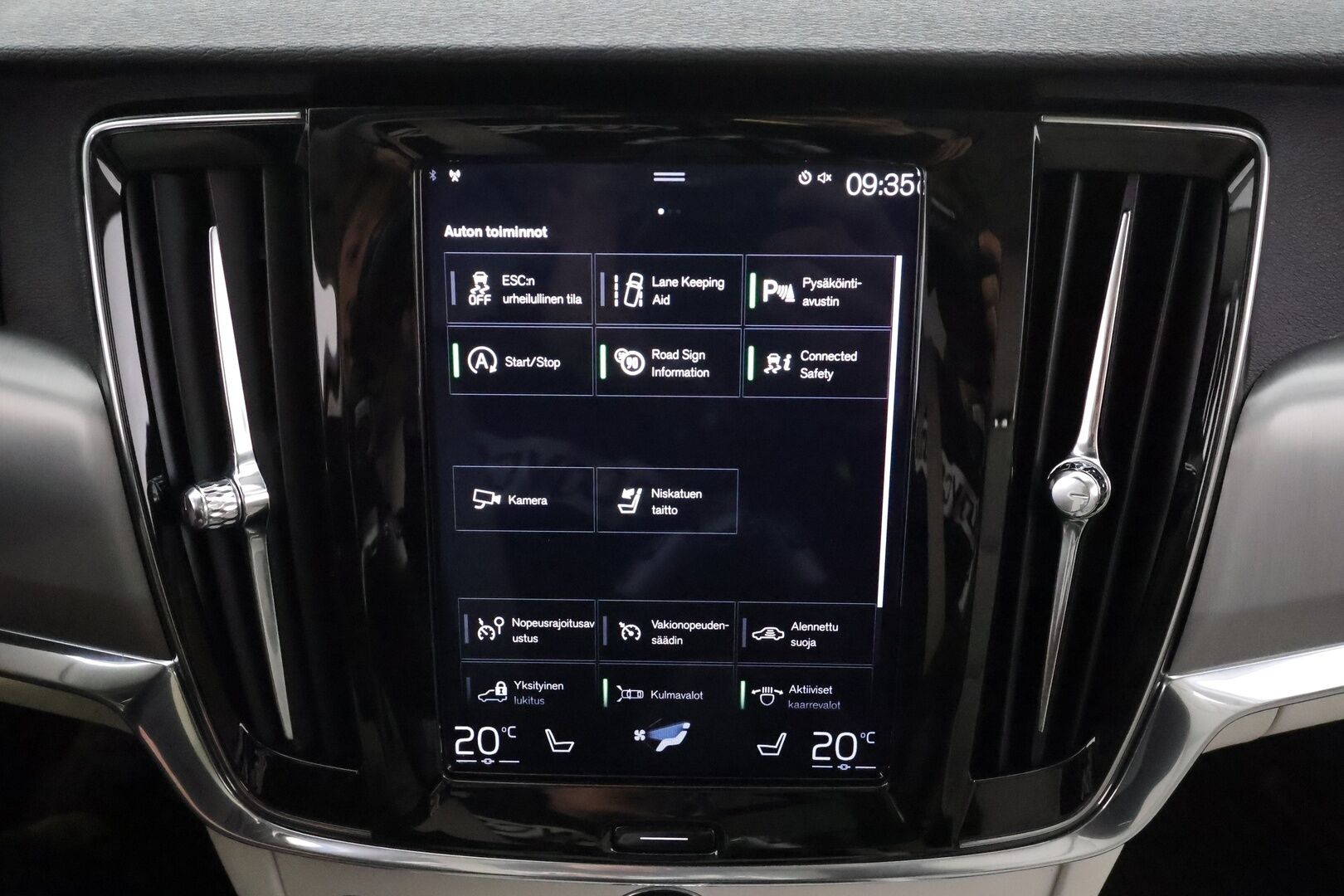 Volvo V90 2019 T4 Momentum Aut. * ACC / Webasto / Panorama / Koukku / Full LED / Nahat / Keyless / Navi / Sähköluukku / Ratinlämmitin * - Kahdet renkaat aluvanteilla