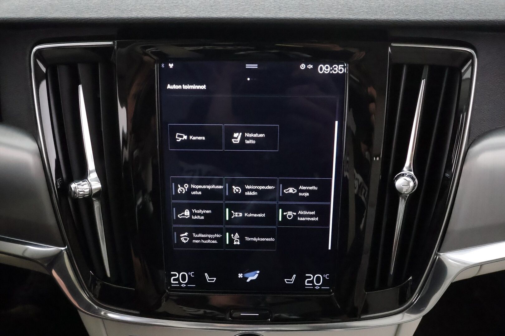 Volvo V90 2019 T4 Momentum Aut. * ACC / Webasto / Panorama / Koukku / Full LED / Nahat / Keyless / Navi / Sähköluukku / Ratinlämmitin * - Kahdet renkaat aluvanteilla