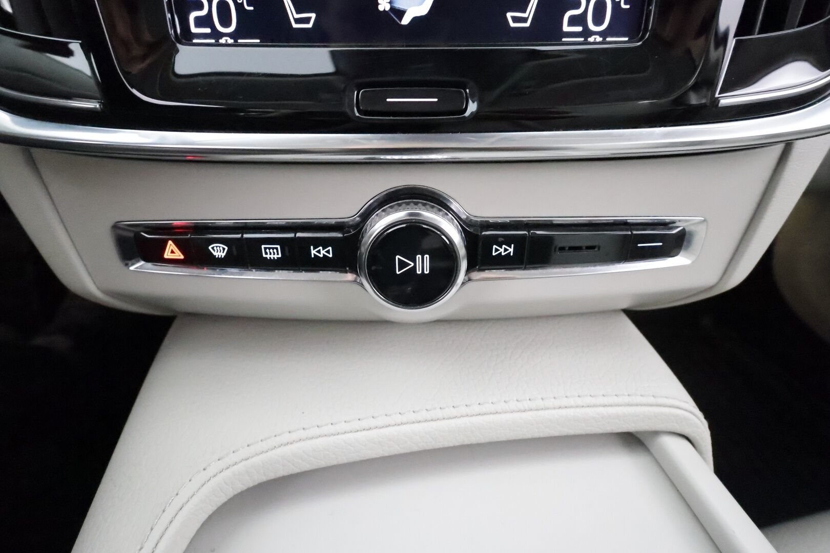 Volvo V90 2019 T4 Momentum Aut. * ACC / Webasto / Panorama / Koukku / Full LED / Nahat / Keyless / Navi / Sähköluukku / Ratinlämmitin * - Kahdet renkaat aluvanteilla