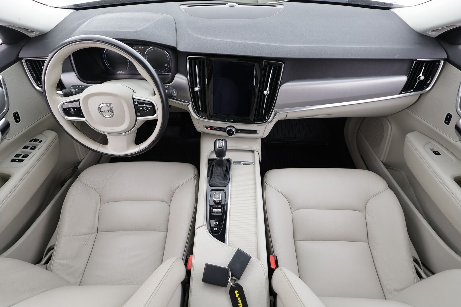 Volvo V90 2019 T4 Momentum Aut. * ACC / Webasto / Panorama / Koukku / Full LED / Nahat / Keyless / Navi / Sähköluukku / Ratinlämmitin * - Kahdet renkaat aluvanteilla