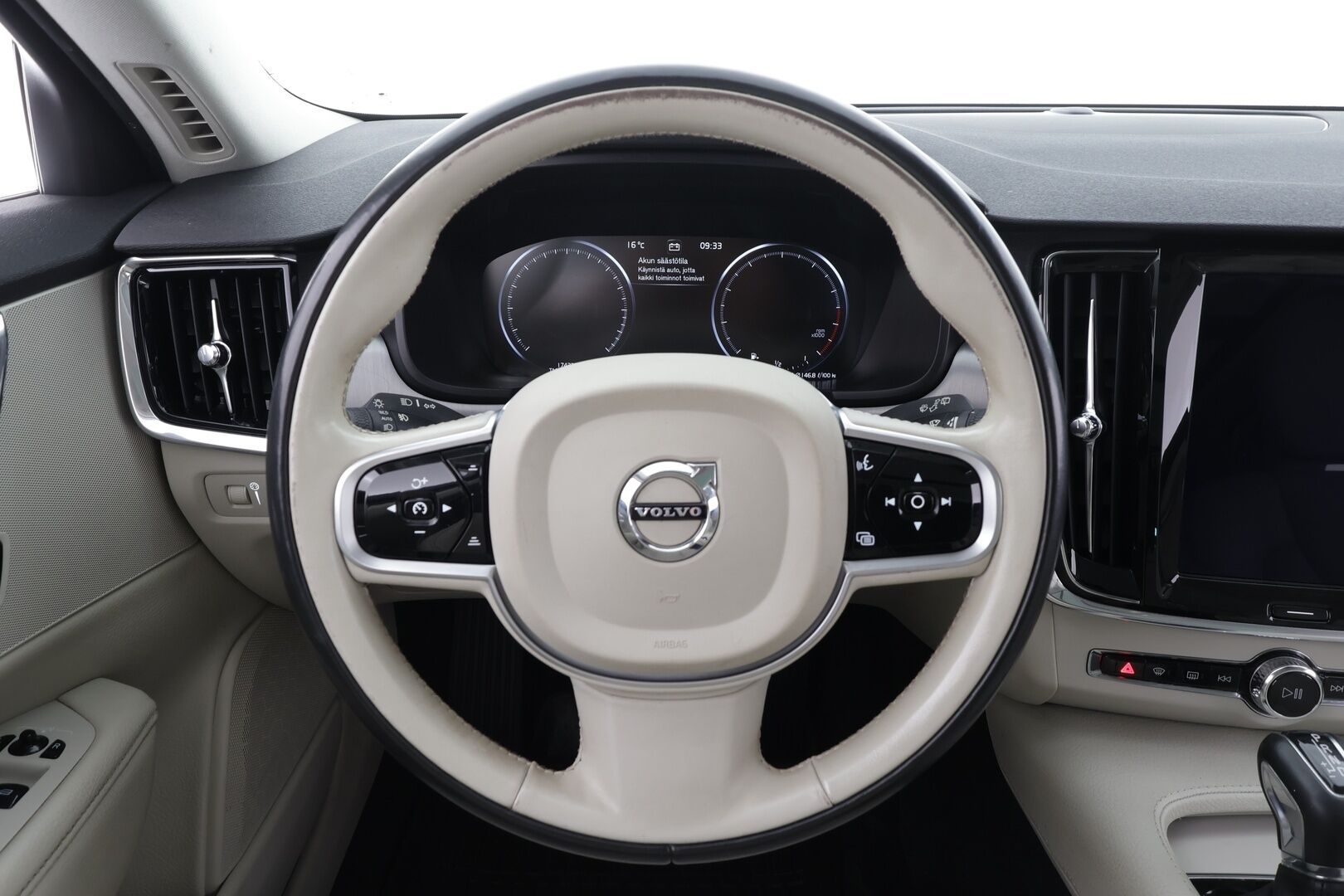Volvo V90 2019 T4 Momentum Aut. * ACC / Webasto / Panorama / Koukku / Full LED / Nahat / Keyless / Navi / Sähköluukku / Ratinlämmitin * - Kahdet renkaat aluvanteilla