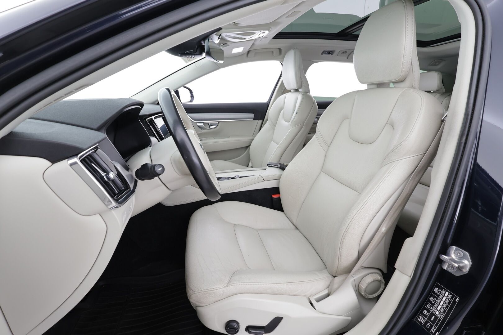 Volvo V90 2019 T4 Momentum Aut. * ACC / Webasto / Panorama / Koukku / Full LED / Nahat / Keyless / Navi / Sähköluukku / Ratinlämmitin * - Kahdet renkaat aluvanteilla