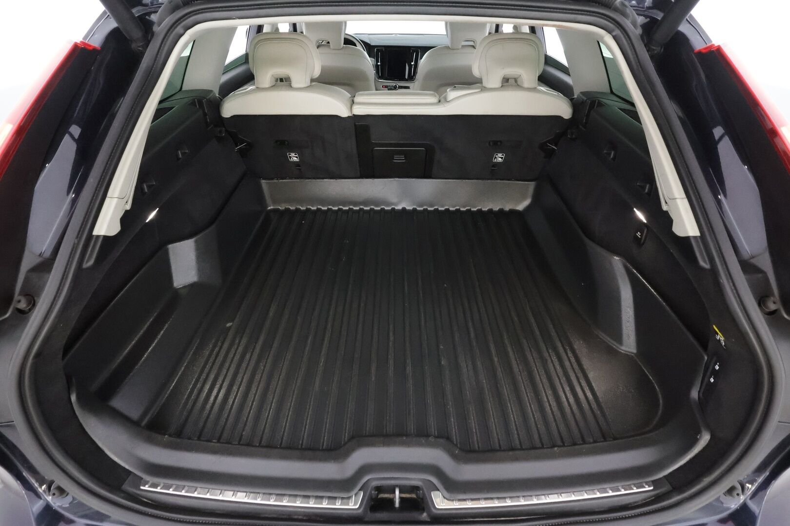 Volvo V90 2019 T4 Momentum Aut. * ACC / Webasto / Panorama / Koukku / Full LED / Nahat / Keyless / Navi / Sähköluukku / Ratinlämmitin * - Kahdet renkaat aluvanteilla