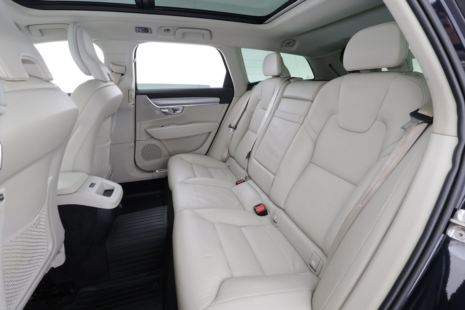 Volvo V90 2019 T4 Momentum Aut. * ACC / Webasto / Panorama / Koukku / Full LED / Nahat / Keyless / Navi / Sähköluukku / Ratinlämmitin * - Kahdet renkaat aluvanteilla