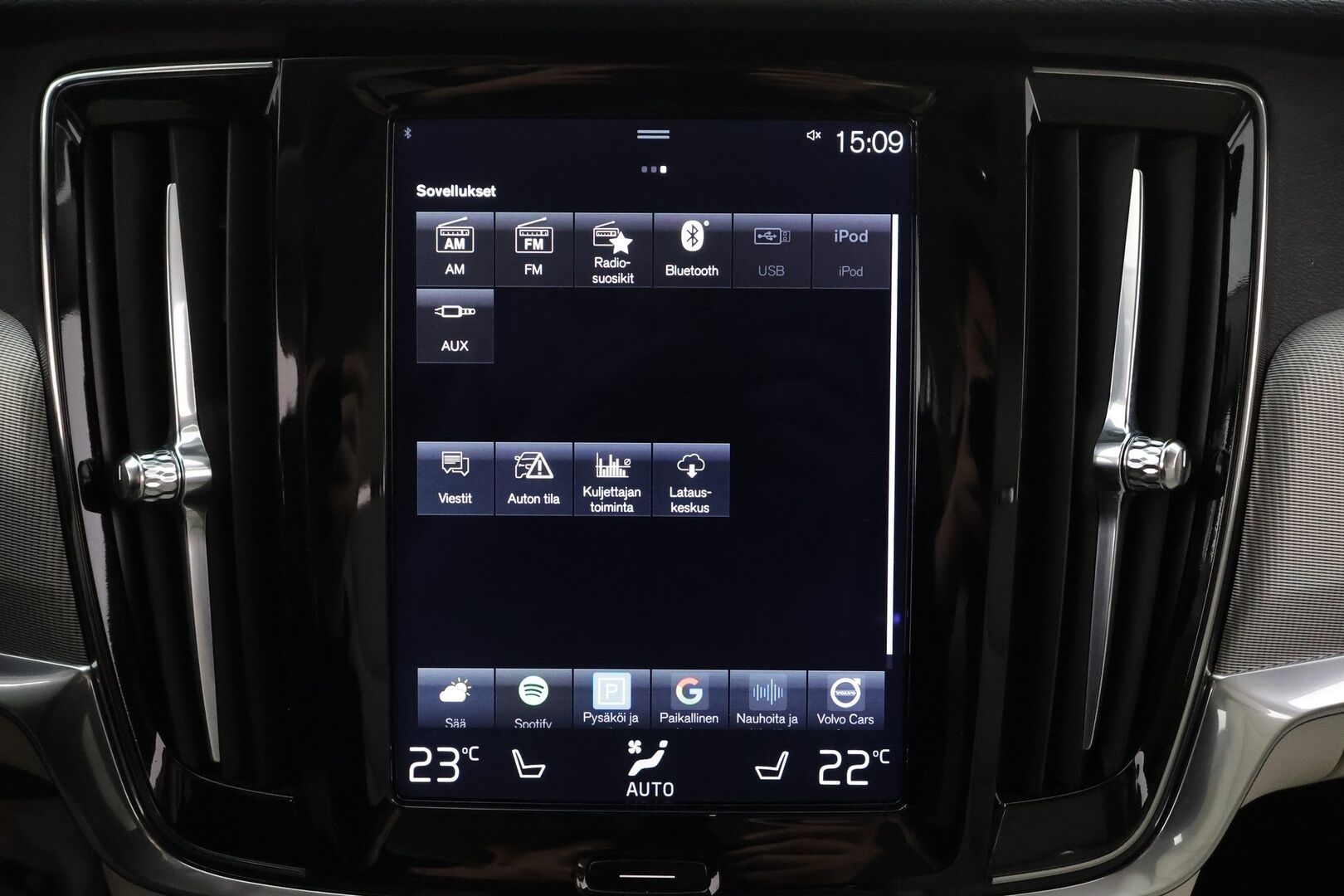 Volvo V90 2017 D4 AWD Inscription aut * ACC / Webasto / Full LED / P.kamera / Muistipenkki / Nahat / Navi / Keyless / Sähköluukku * - 2x Volvo Alut huippurenkailla / Merkkihuollettu / Crystal White - Metalliväri