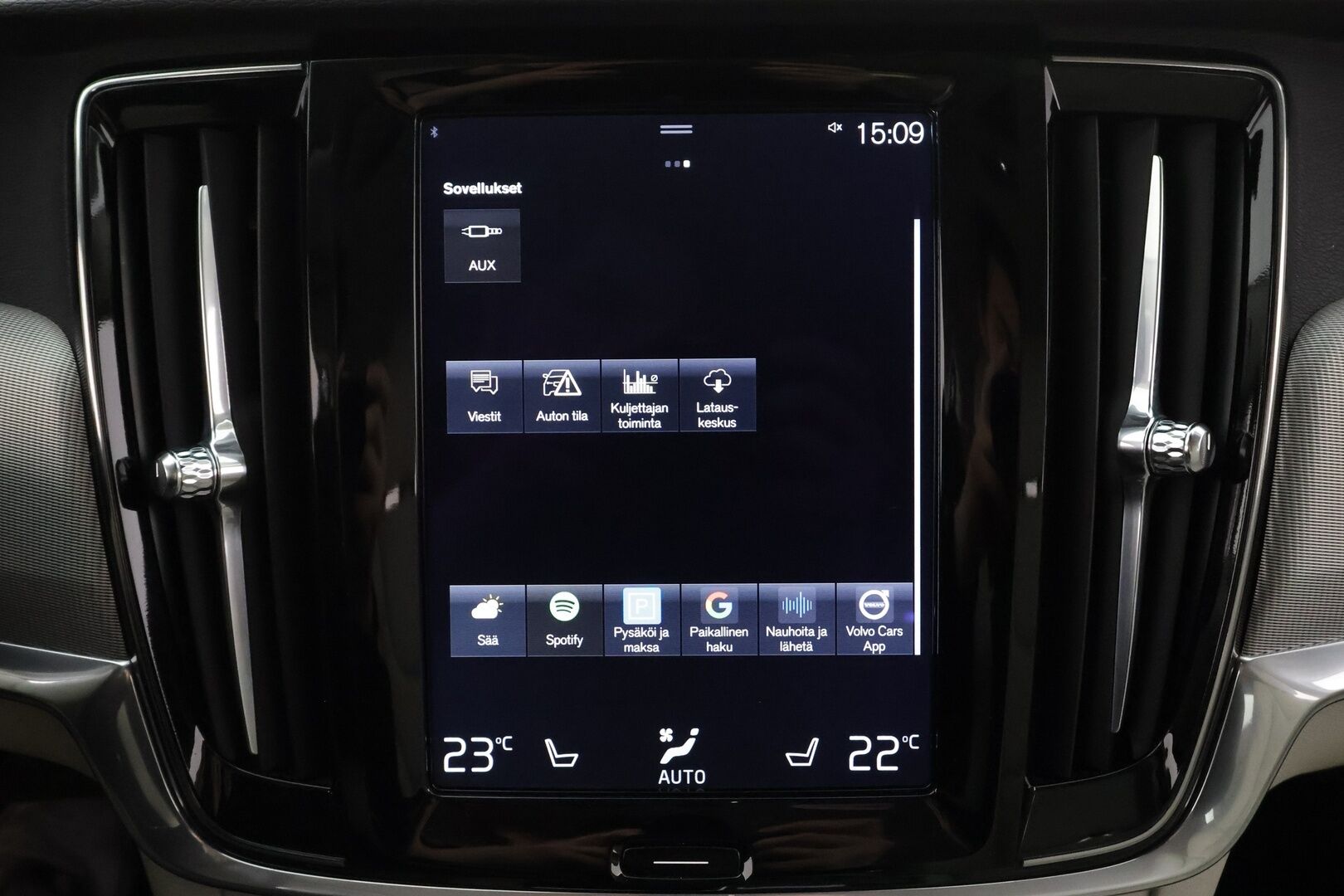Volvo V90 2017 D4 AWD Inscription aut * ACC / Webasto / Full LED / P.kamera / Muistipenkki / Nahat / Navi / Keyless / Sähköluukku * - 2x Volvo Alut huippurenkailla / Merkkihuollettu / Crystal White - Metalliväri