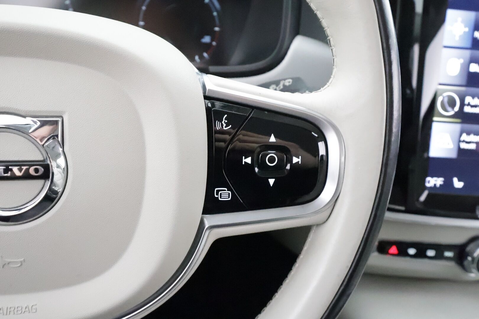 Volvo V90 2017 D4 AWD Inscription aut * ACC / Webasto / Full LED / P.kamera / Muistipenkki / Nahat / Navi / Keyless / Sähköluukku * - 2x Volvo Alut huippurenkailla / Merkkihuollettu / Crystal White - Metalliväri