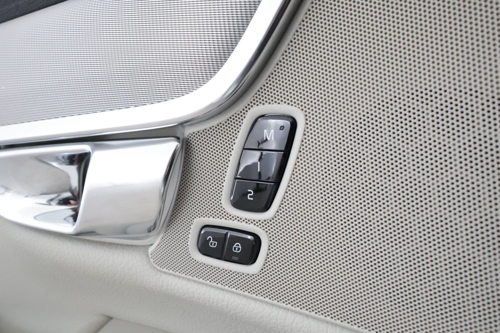 Volvo V90 2017 D4 AWD Inscription aut * ACC / Webasto / Full LED / P.kamera / Muistipenkki / Nahat / Navi / Keyless / Sähköluukku * - 2x Volvo Alut huippurenkailla / Merkkihuollettu / Crystal White - Metalliväri