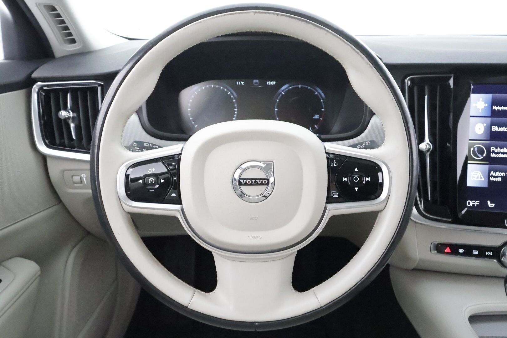 Volvo V90 2017 D4 AWD Inscription aut * ACC / Webasto / Full LED / P.kamera / Muistipenkki / Nahat / Navi / Keyless / Sähköluukku * - 2x Volvo Alut huippurenkailla / Merkkihuollettu / Crystal White - Metalliväri