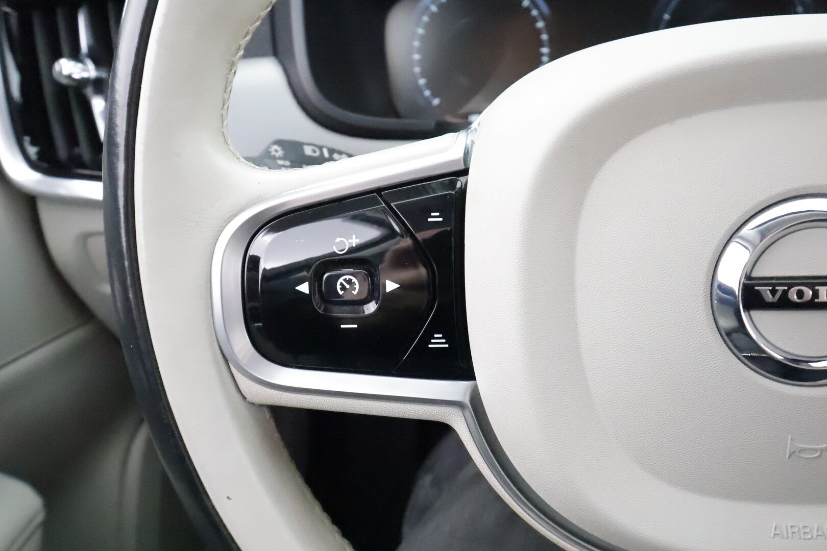 Volvo V90 2017 D4 AWD Inscription aut * ACC / Webasto / Full LED / P.kamera / Muistipenkki / Nahat / Navi / Keyless / Sähköluukku * - 2x Volvo Alut huippurenkailla / Merkkihuollettu / Crystal White - Metalliväri