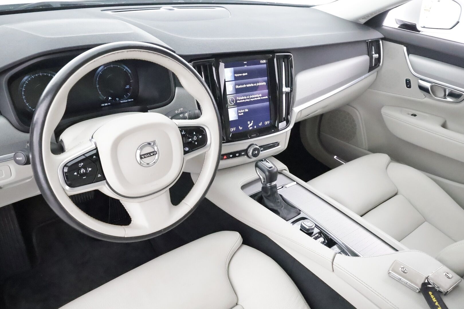 Volvo V90 2017 D4 AWD Inscription aut * ACC / Webasto / Full LED / P.kamera / Muistipenkki / Nahat / Navi / Keyless / Sähköluukku * - 2x Volvo Alut huippurenkailla / Merkkihuollettu / Crystal White - Metalliväri