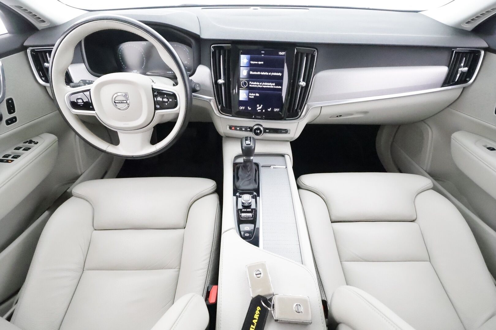 Volvo V90 2017 D4 AWD Inscription aut * ACC / Webasto / Full LED / P.kamera / Muistipenkki / Nahat / Navi / Keyless / Sähköluukku * - 2x Volvo Alut huippurenkailla / Merkkihuollettu / Crystal White - Metalliväri