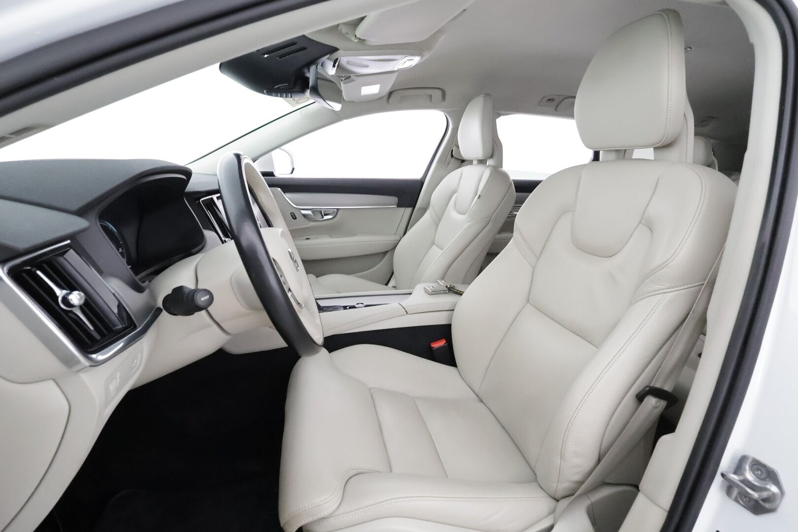 Volvo V90 2017 D4 AWD Inscription aut * ACC / Webasto / Full LED / P.kamera / Muistipenkki / Nahat / Navi / Keyless / Sähköluukku * - 2x Volvo Alut huippurenkailla / Merkkihuollettu / Crystal White - Metalliväri