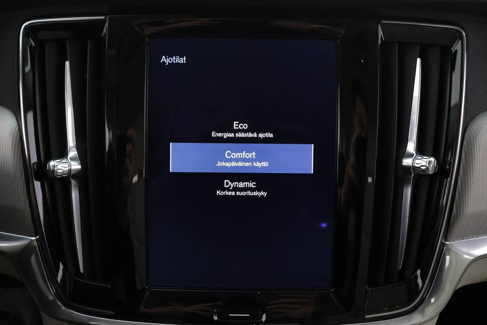 Volvo V90 2017 D4 AWD Inscription aut * ACC / Webasto / Full LED / P.kamera / Muistipenkki / Nahat / Navi / Keyless / Sähköluukku * - 2x Volvo Alut huippurenkailla / Merkkihuollettu / Crystal White - Metalliväri