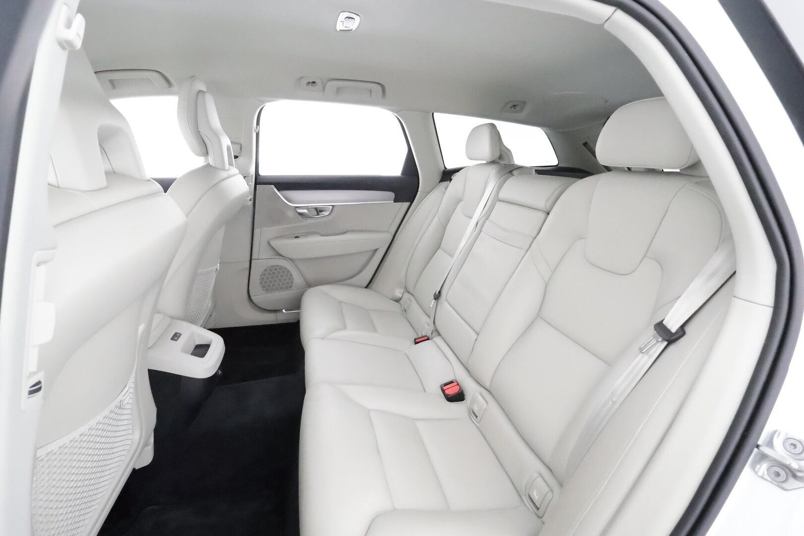Volvo V90 2017 D4 AWD Inscription aut * ACC / Webasto / Full LED / P.kamera / Muistipenkki / Nahat / Navi / Keyless / Sähköluukku * - 2x Volvo Alut huippurenkailla / Merkkihuollettu / Crystal White - Metalliväri