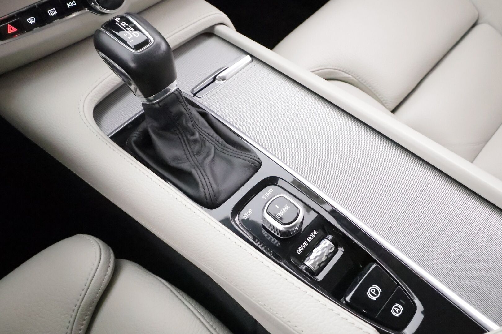 Volvo V90 2017 D4 AWD Inscription aut * ACC / Webasto / Full LED / P.kamera / Muistipenkki / Nahat / Navi / Keyless / Sähköluukku * - 2x Volvo Alut huippurenkailla / Merkkihuollettu / Crystal White - Metalliväri
