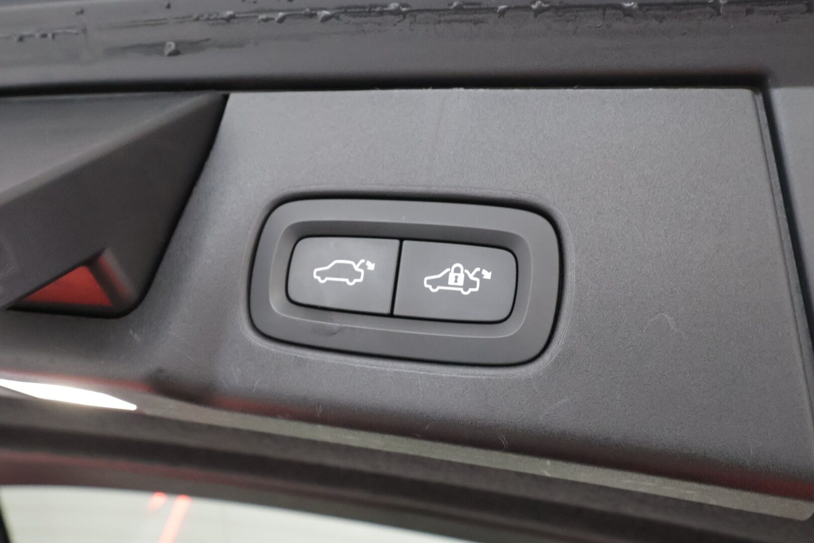 Volvo V90 2017 D4 AWD Inscription aut * ACC / Webasto / Full LED / P.kamera / Muistipenkki / Nahat / Navi / Keyless / Sähköluukku * - 2x Volvo Alut huippurenkailla / Merkkihuollettu / Crystal White - Metalliväri