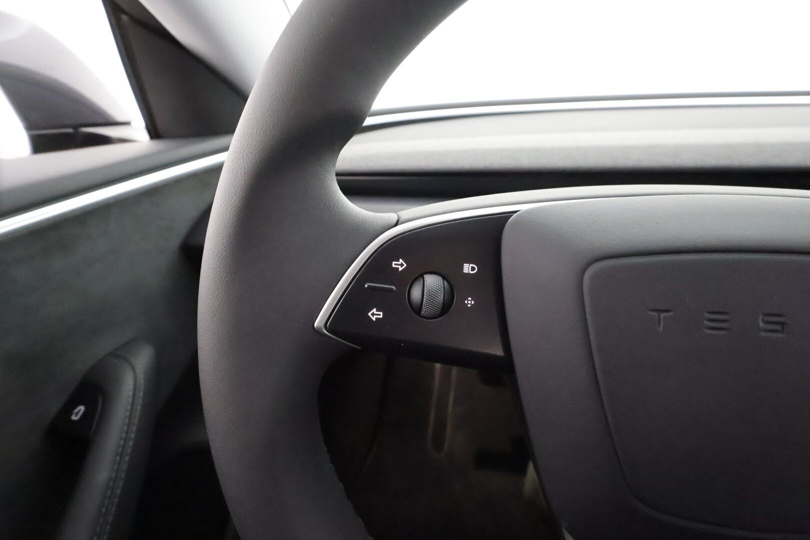 TESLA MODEL 3 2024 Long Range AWD * ILP / Lasikatto / ACC / Matrix / P.Kamera / Ilmastoitu Muistipenkki / Premium Audio / Keyless * - Kahdet renkaat aluvanteilla / 2x Latauskaapelit - HULLUT AVAJAISHULINAT KORKOTARJOUS 3,29 %