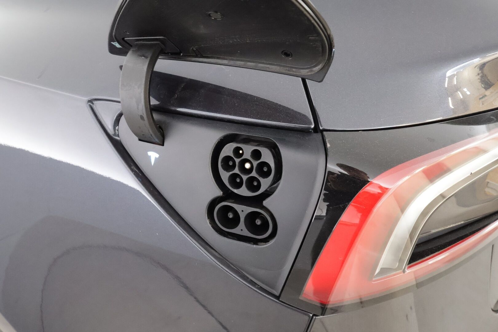 TESLA MODEL 3 2024 Long Range AWD * ILP / Lasikatto / ACC / Matrix / P.Kamera / Ilmastoitu Muistipenkki / Premium Audio / Keyless * - Kahdet renkaat aluvanteilla / 2x Latauskaapelit - HULLUT AVAJAISHULINAT KORKOTARJOUS 3,29 %