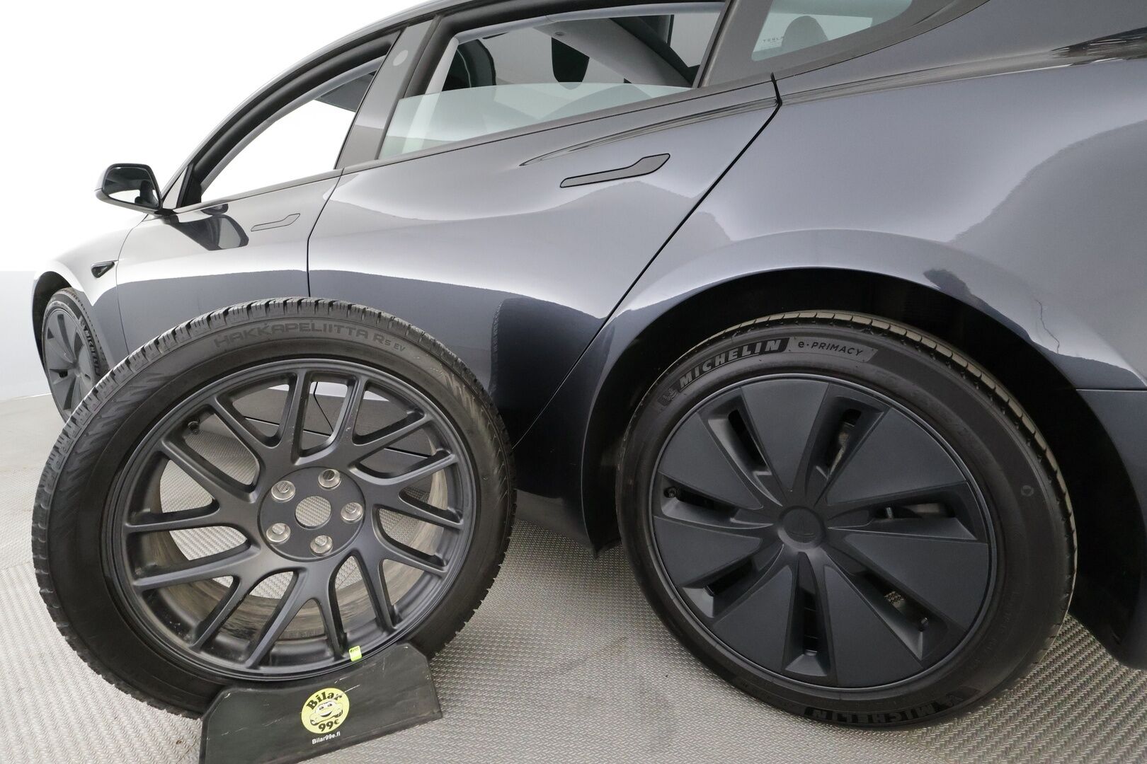 TESLA MODEL 3 2024 Long Range Dual Motor AWD Highland * ILP / Lasikatto / ACC / Matrix / P.Kamera / Ilmastoitu Muistipenkki / Premium Audio / Keyless * - Kahdet renkaat aluvanteilla / 2x Latauskaapelit - HULLUT AVAJAISHULINAT KORKOTARJOUS 3,29 %