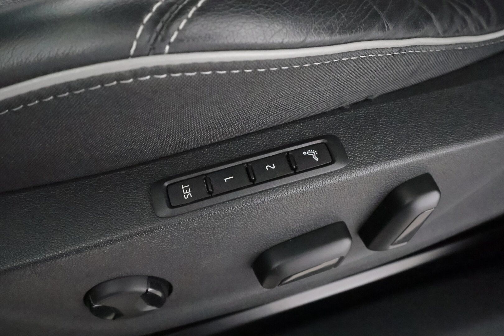 SKODA ENYAQ 2023 80x 4x4 RS iV * Canton / Lasikatto / ACC / ILP / Muistipenkit / Koukku / HUD / Matrix-LED / P.kamera / Keyless * - Kahdet renkaat aluvanteilla / 2x Latauskaapelit / Merkkihuollot - HULLUT AVAJAISHULINAT KORKOTARJOUS 3,29 %