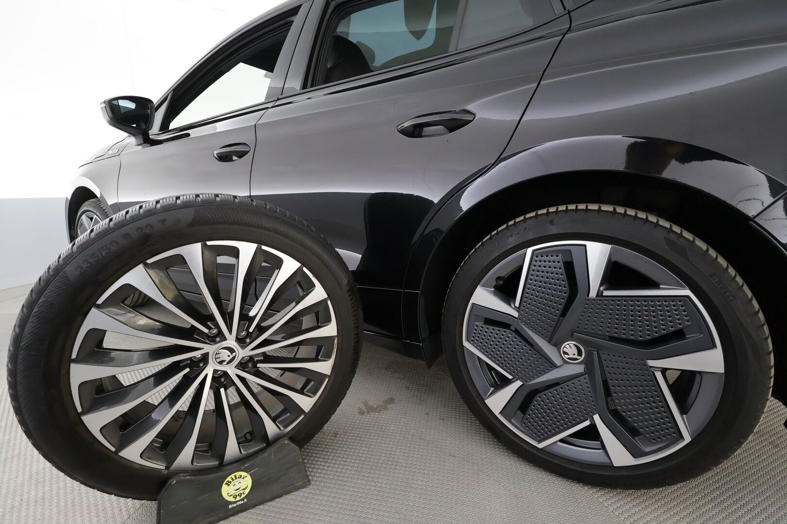 SKODA ENYAQ 2023 80x 4x4 RS iV * Canton / Lasikatto / ACC / ILP / Muistipenkit / Koukku / HUD / Matrix-LED / P.kamera / Keyless * - Kahdet renkaat aluvanteilla / 2x Latauskaapelit / Merkkihuollot - HULLUT AVAJAISHULINAT KORKOTARJOUS 3,29 %