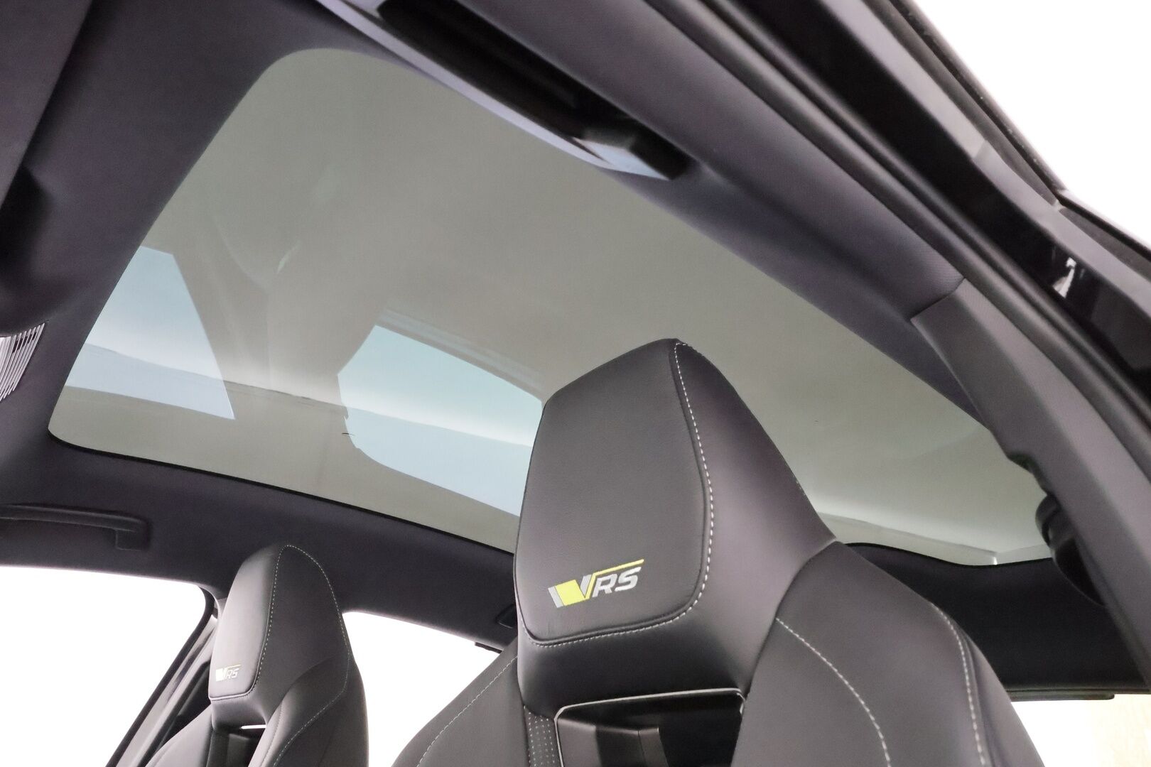 SKODA ENYAQ 2023 80x 4x4 RS iV * Canton / Lasikatto / ACC / ILP / Muistipenkit / Koukku / HUD / Matrix-LED / P.kamera / Keyless * - Kahdet renkaat aluvanteilla / 2x Latauskaapelit / Merkkihuollot - HULLUT AVAJAISHULINAT KORKOTARJOUS 3,29 %