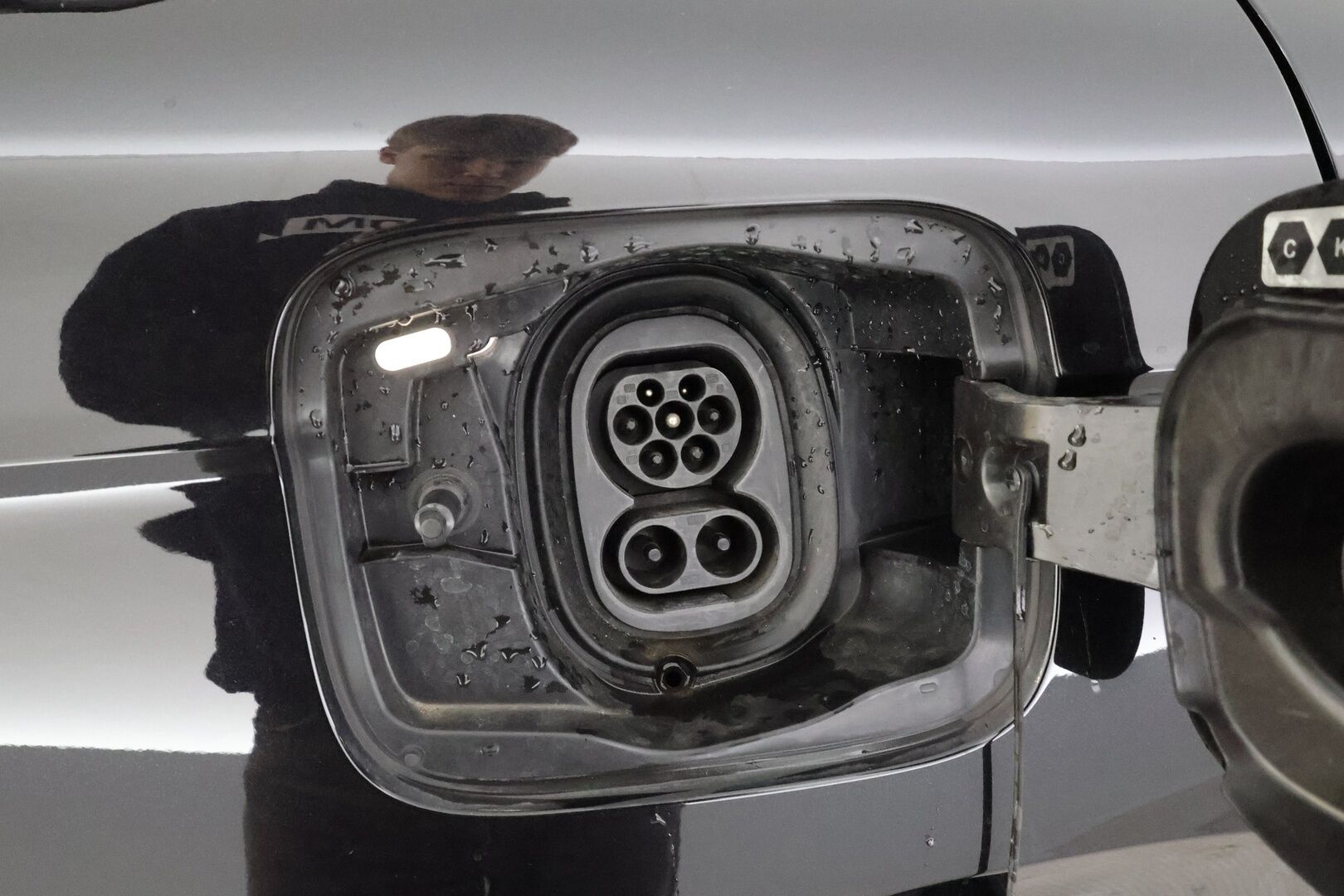 SKODA ENYAQ 2023 80x 4x4 RS iV * Canton / Lasikatto / ACC / ILP / Muistipenkit / Koukku / HUD / Matrix-LED / P.kamera / Keyless * - Kahdet renkaat aluvanteilla / 2x Latauskaapelit / Merkkihuollot - HULLUT AVAJAISHULINAT KORKOTARJOUS 3,29 %