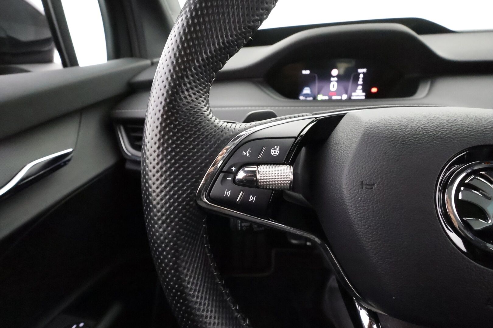 SKODA ENYAQ 2023 80x 4x4 RS iV * Canton / Lasikatto / ACC / ILP / Muistipenkit / Koukku / HUD / Matrix-LED / P.kamera / Keyless * - Kahdet renkaat aluvanteilla / 2x Latauskaapelit / Merkkihuollot - HULLUT AVAJAISHULINAT KORKOTARJOUS 3,29 %