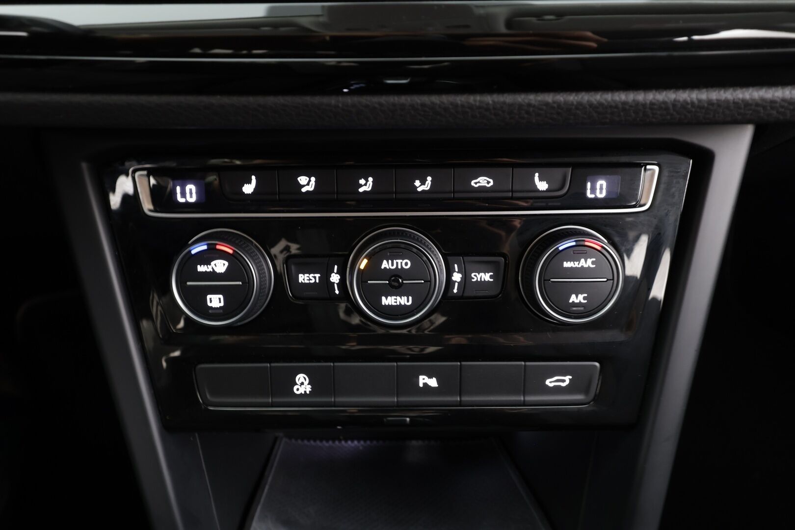 VOLKSWAGEN TOURAN 2022 Comfortline 2,0 TDI SCR 110 kW DSG 7.P - | ACC | Koukku | P.kamera | Hierovat ergoactive istuimet | Navi | LED | Apple&Android |