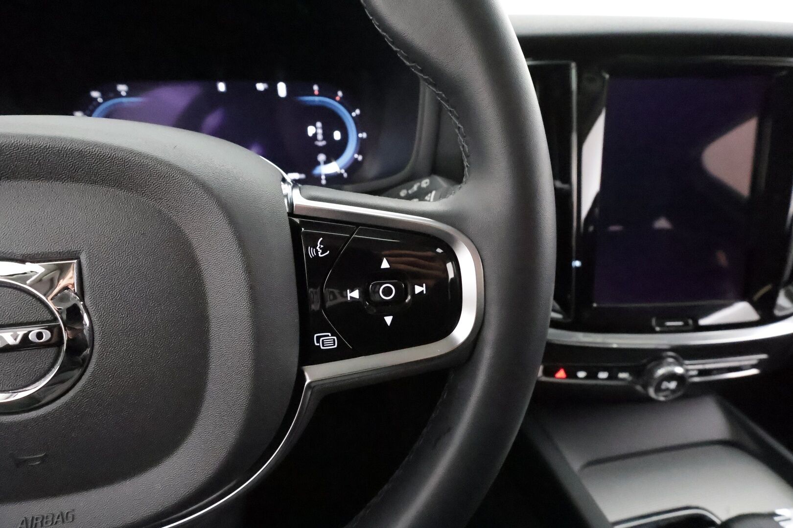 Volvo V60 CROSS COUNTRY 2024 B4 AWD D-MHEV Plus Bright * ACC / Webasto / Koukku / Muistipenkit / BLIS / P.Kamera / Navi / LED / Facelift / Keyless * - Merkkihuollettu / Juuri huollettu - HULLUT AVAJAISHULINAT KORKOTARJOUS 3,29 %