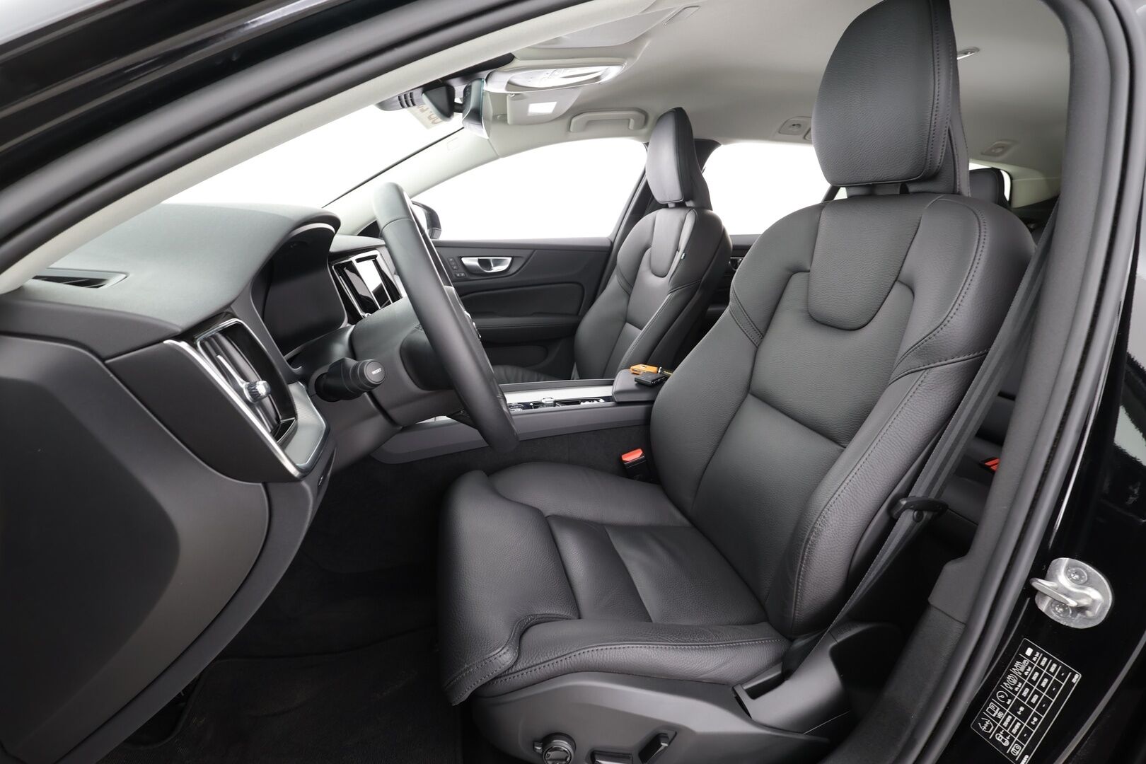 Volvo V60 CROSS COUNTRY 2024 B4 AWD D-MHEV Plus Bright * ACC / Webasto / Koukku / Muistipenkit / BLIS / P.Kamera / Navi / LED / Facelift / Keyless * - Merkkihuollettu / Juuri huollettu - HULLUT AVAJAISHULINAT KORKOTARJOUS 3,29 %