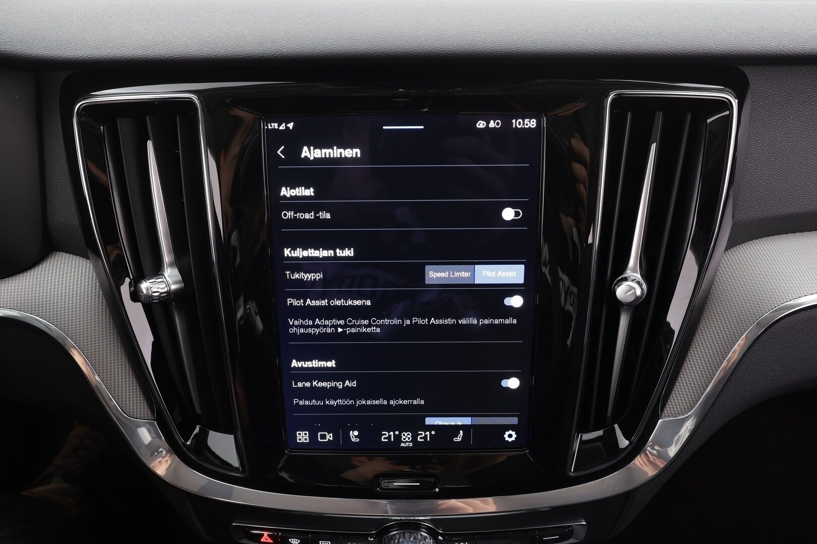 Volvo V60 CROSS COUNTRY 2024 B4 AWD D-MHEV Plus Bright * ACC / Webasto / Koukku / Muistipenkit / BLIS / P.Kamera / Navi / LED / Facelift / Keyless * - Merkkihuollettu / Juuri huollettu - HULLUT AVAJAISHULINAT KORKOTARJOUS 3,29 %