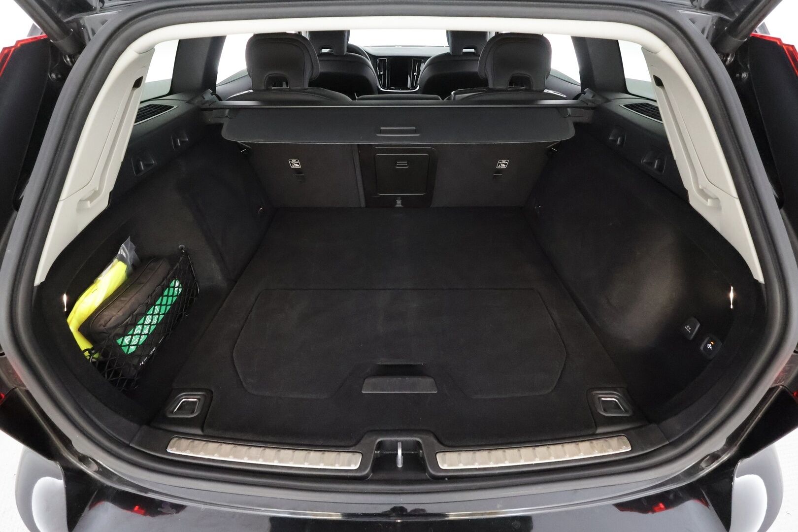 Volvo V60 CROSS COUNTRY 2024 B4 AWD D-MHEV Plus Bright * ACC / Webasto / Koukku / Muistipenkit / BLIS / P.Kamera / Navi / LED / Facelift / Keyless * - Merkkihuollettu / Juuri huollettu - HULLUT AVAJAISHULINAT KORKOTARJOUS 3,29 %