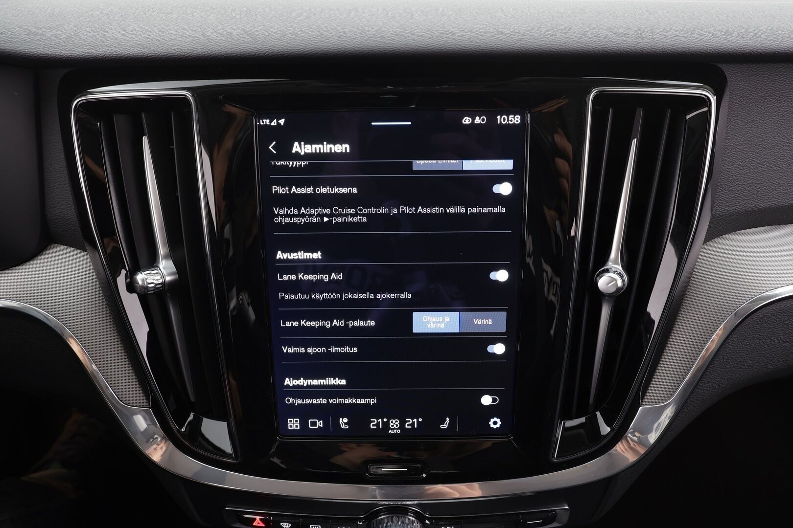 Volvo V60 CROSS COUNTRY 2024 B4 AWD D-MHEV Plus Bright * ACC / Webasto / Koukku / Muistipenkit / BLIS / P.Kamera / Navi / LED / Facelift / Keyless * - Merkkihuollettu / Juuri huollettu - HULLUT AVAJAISHULINAT KORKOTARJOUS 3,29 %