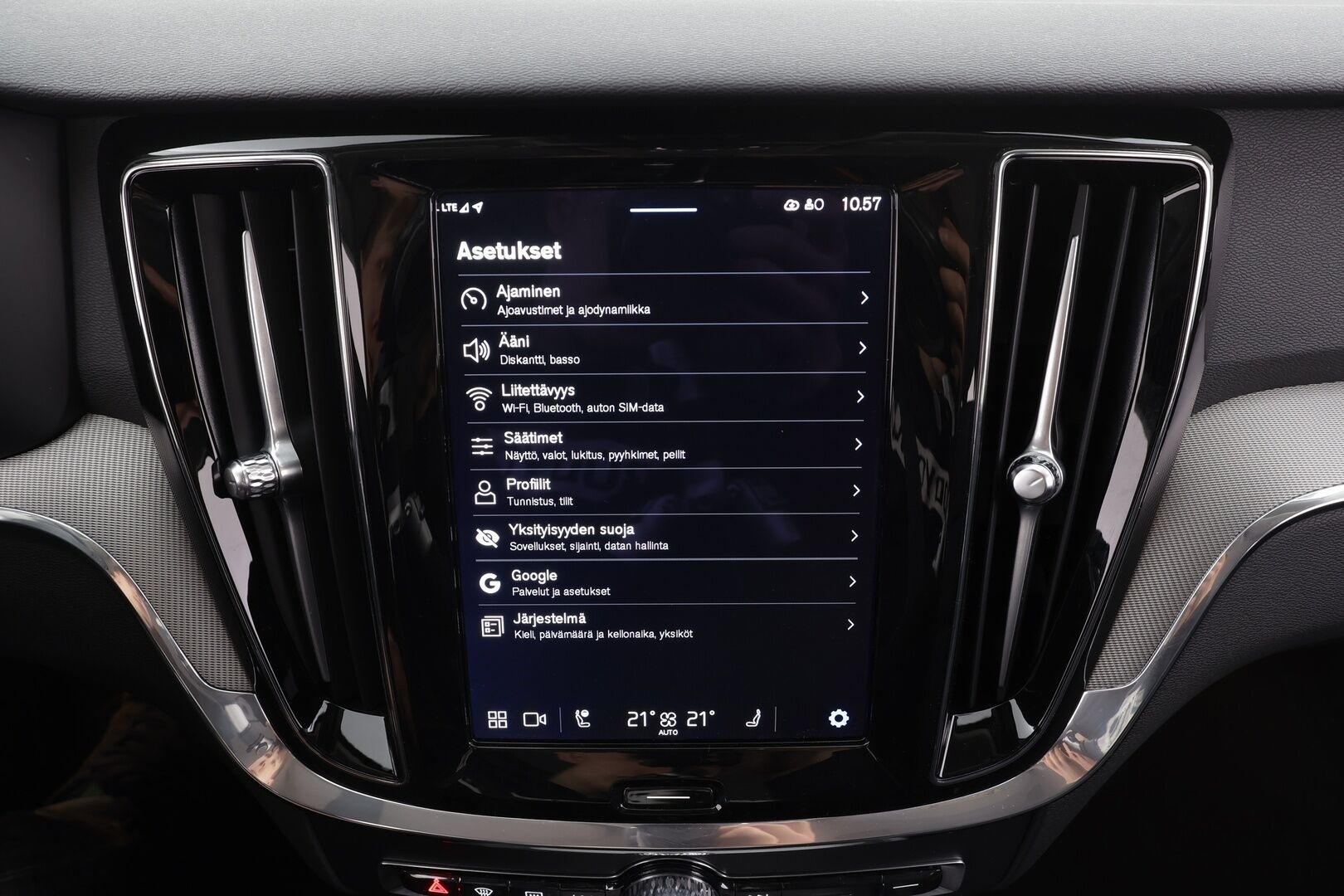 Volvo V60 CROSS COUNTRY 2024 B4 AWD D-MHEV Plus Bright * ACC / Webasto / Koukku / Muistipenkit / BLIS / P.Kamera / Navi / LED / Facelift / Keyless * - Merkkihuollettu / Juuri huollettu - HULLUT AVAJAISHULINAT KORKOTARJOUS 3,29 %