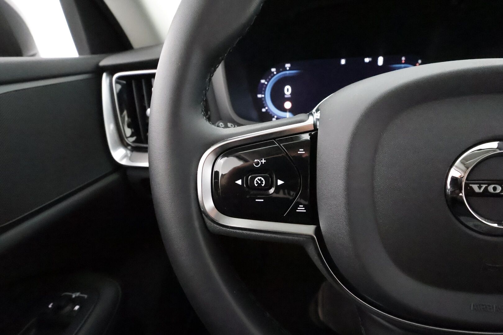 Volvo V60 CROSS COUNTRY 2024 B4 AWD D-MHEV Plus Bright * ACC / Webasto / Koukku / Muistipenkit / BLIS / P.Kamera / Navi / LED / Facelift / Keyless * - Merkkihuollettu / Juuri huollettu - HULLUT AVAJAISHULINAT KORKOTARJOUS 3,29 %