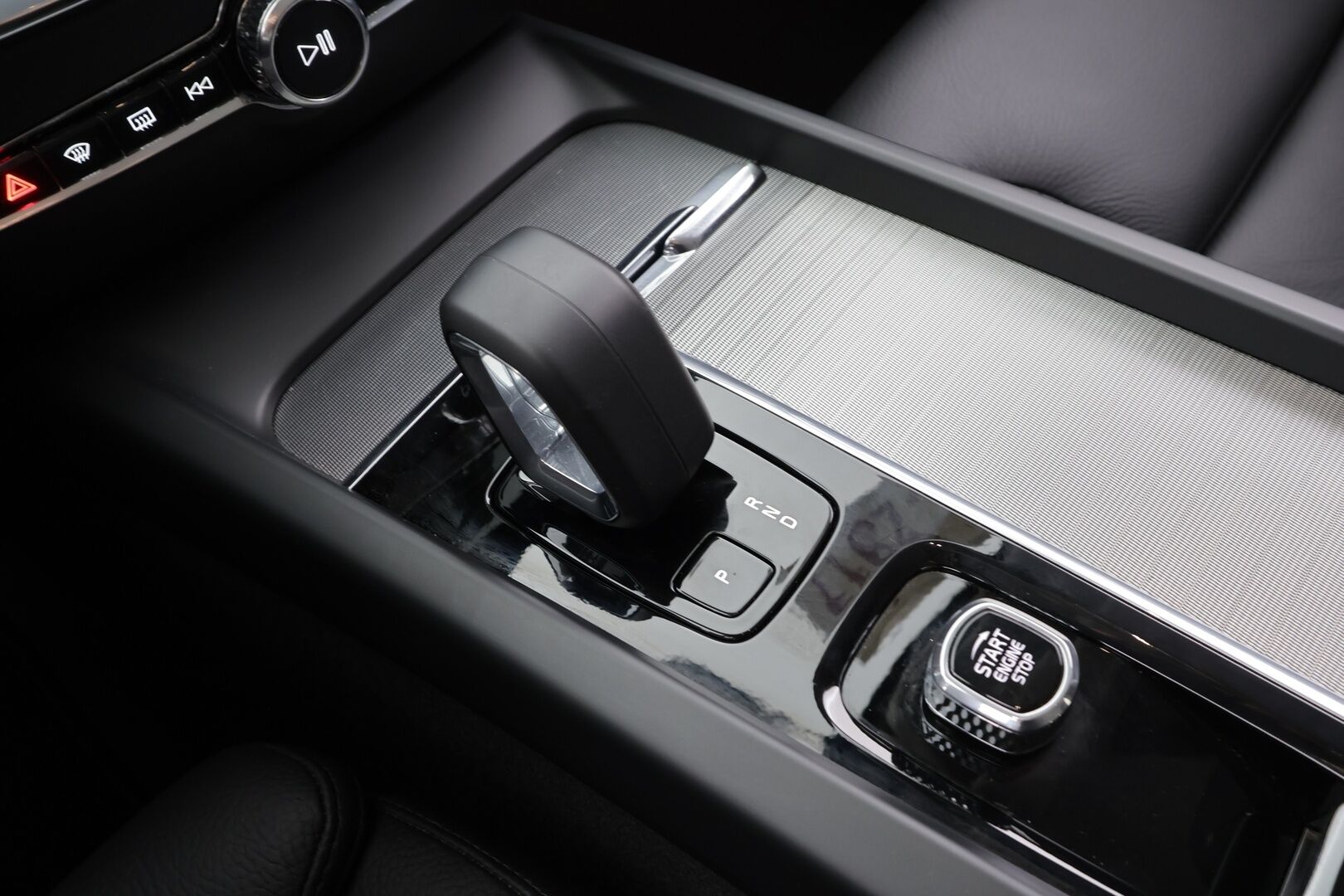 Volvo V60 CROSS COUNTRY 2024 B4 AWD D-MHEV Plus Bright * ACC / Webasto / Koukku / Muistipenkit / BLIS / P.Kamera / Navi / LED / Facelift / Keyless * - Merkkihuollettu / Juuri huollettu - HULLUT AVAJAISHULINAT KORKOTARJOUS 3,29 %